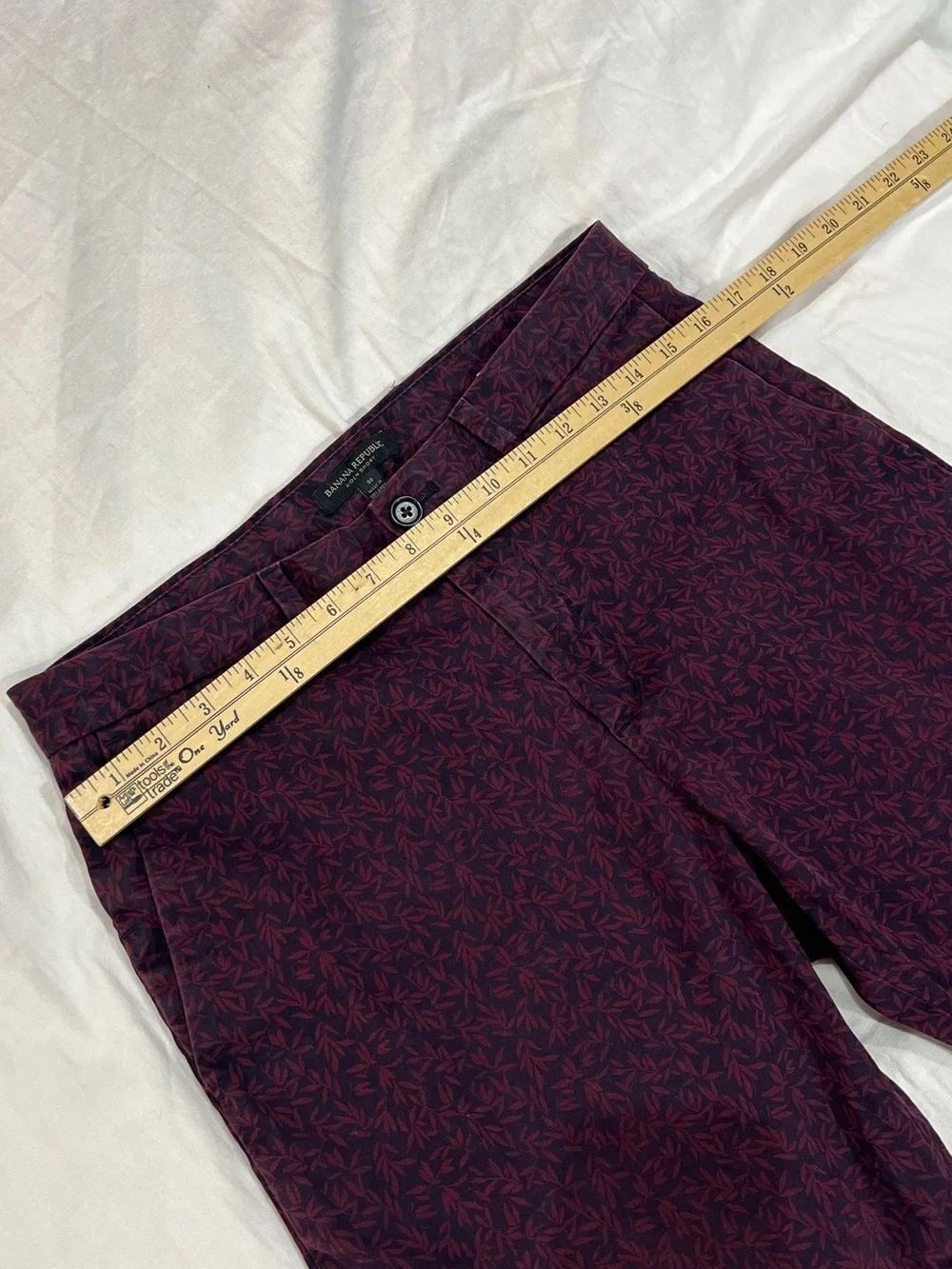Banana Republic Aiden Shorts Mens 30 Burgundy Leaf Print Chino Flat Front Casual